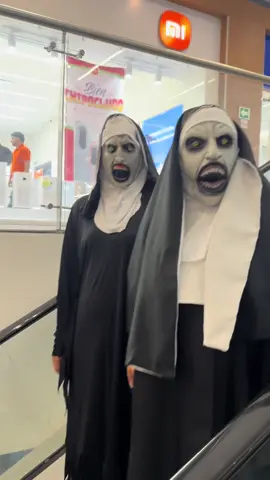 La etapa de ir con tu mejor amiga disfrazada de monja a ver el conjuro 4 les recomiendo no saltársela😍🖤 @prisssssss.__  #elconjuro #theconjuring #warren #videoviral #fyp 