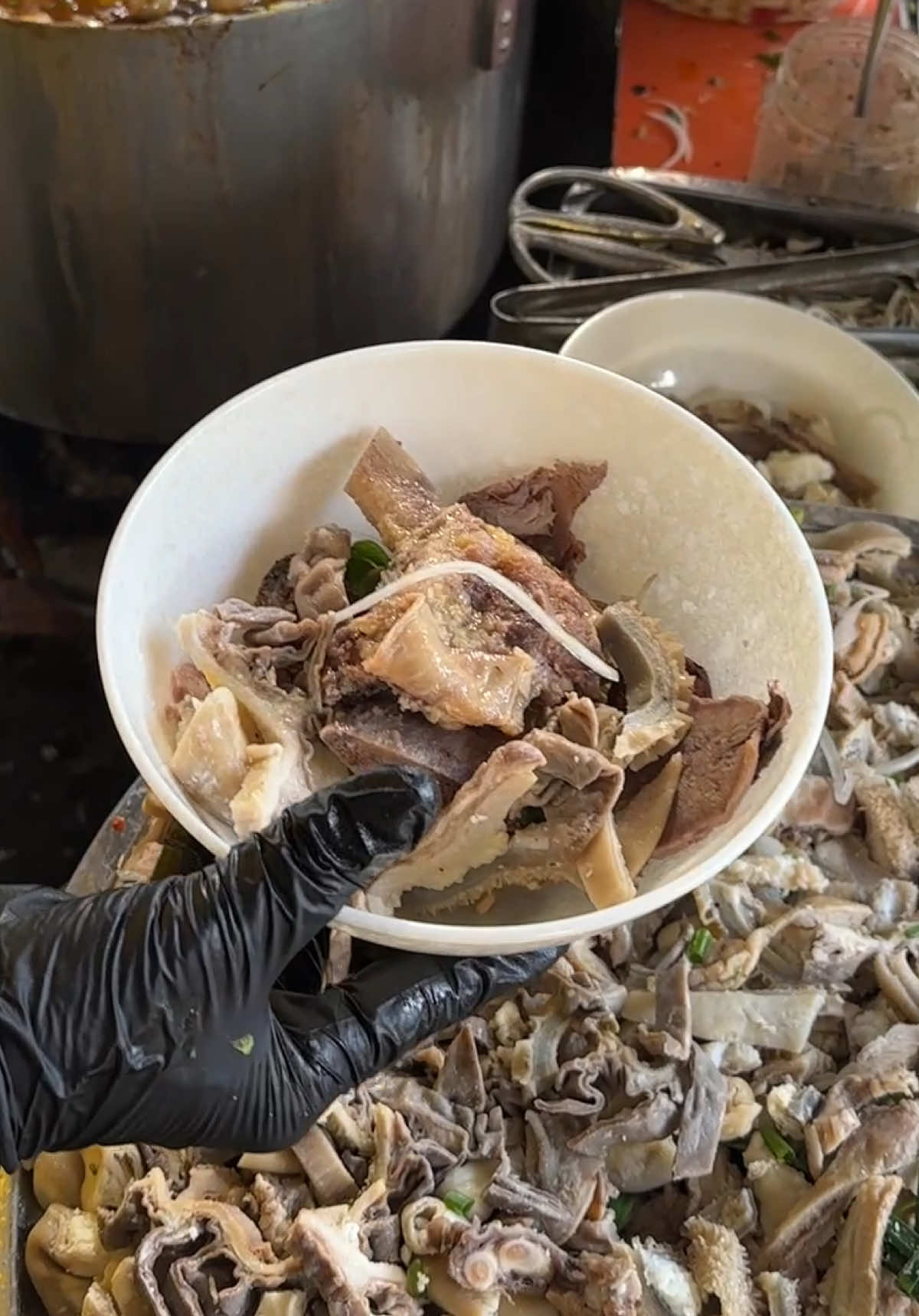 Cháo sườn bò mix nạm lòng bò thập cẩm đang rần rần tại Cháo Bò 99 🥣✨ Tô cháo nóng hổi, sườn mềm tan, vị ngọt béo quện cùng nạm và lòng giòn giòn – ăn một muỗng mà thấy “ấm bụng, ấm lòng” liền. Sau lễ mà được làm tô này thì coi như nạp lại full pin năng lượng luôn 💛  Team cốt thân iu, team chiến hữu hay team đồng nghiệp cuối lễ còn lười hẹn hò thì kéo nhau ra ngay Cháo Bò 99. Ngồi lai rai, húp cháo nói chuyện rần trời – chill đúng điệu, no bụng mà tình cảm cũng đầy đủ 🐂🔥 #chaobo99 #ancungtiktok #LearnOnTikTok #xuhuongtiktok #riviewanngon 