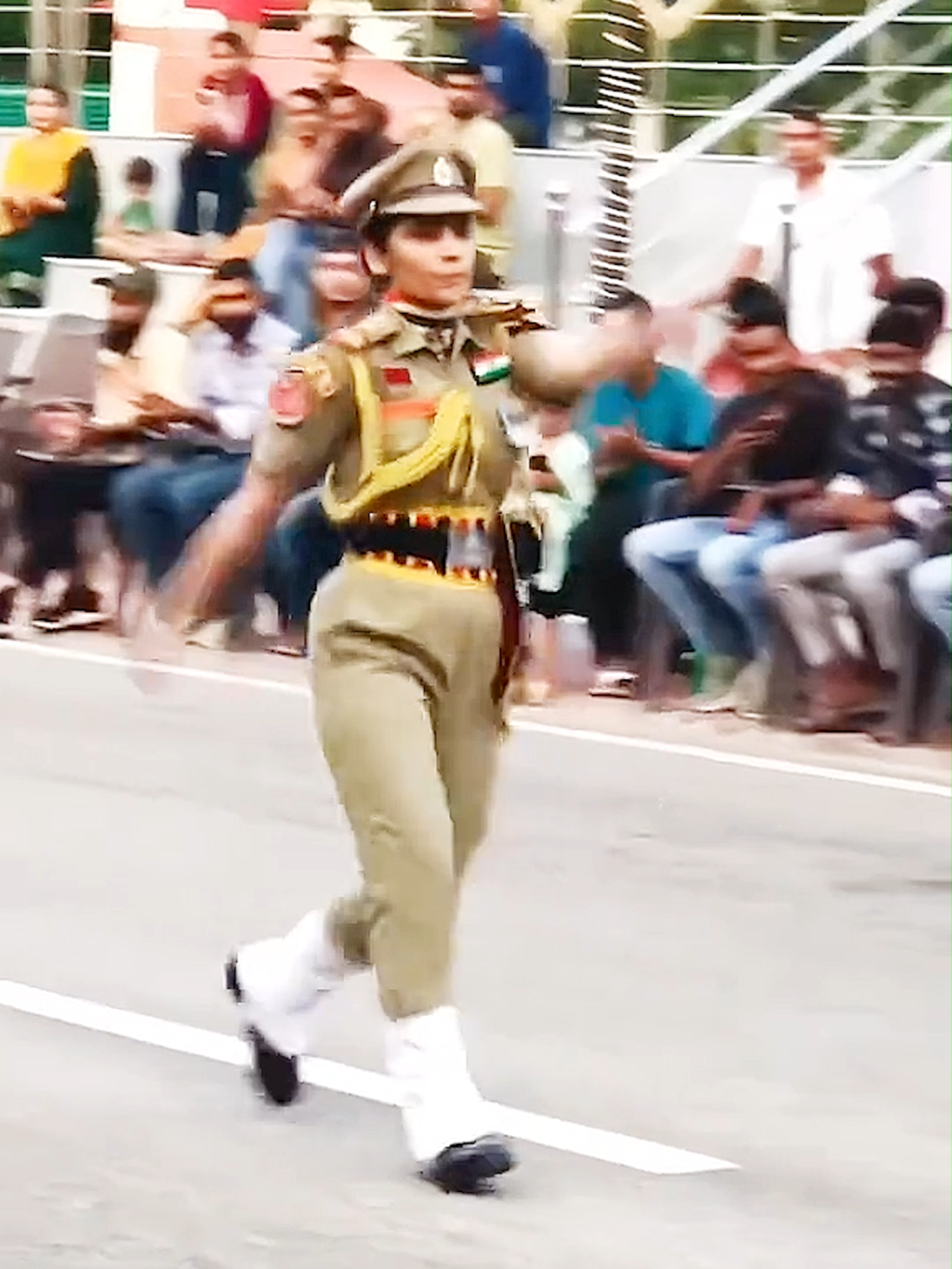 The flag lowering ceremony at the India Pakistan border has been held by both sides since 1959. Despite the complex and tense relationship between the two countries, this tradition symbolizes formal peaceful coexistence. The ceremony includes the synchronized lowering of flags by border soldiers from both countries, dignified kicking, saluting, and the solemn closure of the border gates. Waghkh is located 18 kilometers west of Amritsar, India and 17 kilometers east of Lahore, Pakistan, on the border between the two countries. Since the partition of India and Pakistan, the border troops between India and Pakistan have been engaged in a fierce ceremony of closing and lowering flags at the Waghh port every morning and evening. Both soldiers raised their feet as much as possible and dropped heavily in order to make their footsteps louder than the other. Use the loud sound of leather shoes knocking on the ground to showcase the military appearance of the country. The decoration on the distinctive military uniforms of India and Pakistan resembles a cockscomb, and two Indian and Pakistani soldiers compete with each other as if two roosters are facing each other. In the end, amidst the tense atmosphere, soldiers from both countries shook hands and quickly closed their ports, lowering their national flags. This unique landscape is staged every day, attracting tourists from all over the world to visit. Even in 2009, a documentary called 'Wagner' was filmed to document these unique scenes. On May 11, 2025, India and Pakistan resumed their daily joint flag lowering ceremony at the Wagga Port, with cheers from the audience. #India#Pakistan#soldier#whiteflag #top#hot