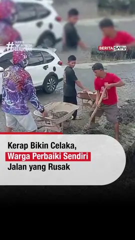 Lantaran sering menyebabkan kecelakaan lalu lintas, warga Kecamatan Sukoharjo, Kabupaten Pringsewu, Lampung perbaiki jalan rusak secara swadaya. Perbaikan jalan dilakuan warga dengan cara menambal jalan yang yang berlubang di beberapa titik sepanjang 500 meter. Biaya perbaikan jalan dikumpulkan secara swadaya dari warga dan pengendara kendaraan yang melintas. Selalu update di BeritaSatu.com, Youtube BeritaSatu, dan BeritaSatu TV! #Lampung #JalanRusak #PemprovLampung #SaatnyaIndonesiaBerbenah #BeritaSatu