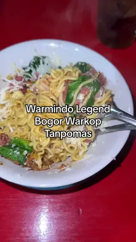 TAMPOMAS WARMINDO LEGEND ANAK KOTA BOGOR. Hahaha siapa yang dulu suka ke Tampomas?? Atau sampe sekarang?? Kalau kalian ke Kota Bogor cobain Warmindo  📍Tanpomas Ruko VIP 💵 Indomie Goreng kornet kenu: 18k & es teh tawar: 2k