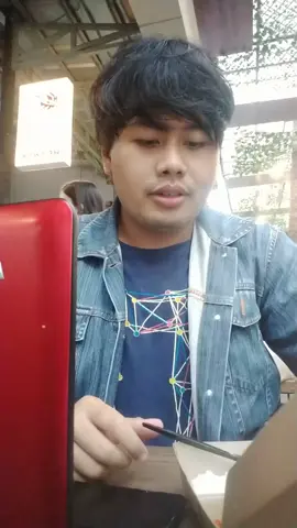 #PerayaanMerekaSiPiejuang! 🥺😭 Rasanya kita semua sudah melakukan #HeroServesHero setiap hari, entah dirumah atau dalam perjalanan naik transportasi umum. Rasanya kita harus merayakan menjadi pahlawan bersama - sama. Berhubung minggu ini masih dalam edisi @heroserveshero, rasanya postingan ini mau saya sampaikan kepada kawan saya, yang telah menyelamatkan botol minum kesayangan saya selama 5 tahun. Yup, anda tidak salah, pemberian botol itu dari kawan saya yang sudah lama sekali menghilang. Botol minum itu menjadi penyelamat dikala saya haus dalam perjalanan ke konferensi. Ketika botol minum hilang, sayapun panik. Beruntung ada kawan saya yang baru saja melihat saya sedih, langsing memanggil petugas dan menolong saya. Petugas di halte langsung membantu dan memberikan saya botol yang ternyata tertinggal di busway. Bersyukur rasanya kawan saya bisa menjadi pahlawan walau dadakan. Dia mengingatkan ke saya untuk selalu minum air putih dan bisa diisi ulang di halte. Terima kasih telah membantuku. You are @heroserveshero! 🥺💕😭💕😄. --- #PerayaanMerekaSiPejuang #HeroServesHero @heroserveshero @pt_transjakarta