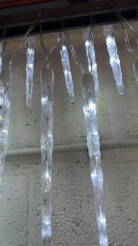 #foryoudays #tiktokmademebuyit #christmas #christmasdecor #christmaslights Love these realistic icicle lights 🤩 