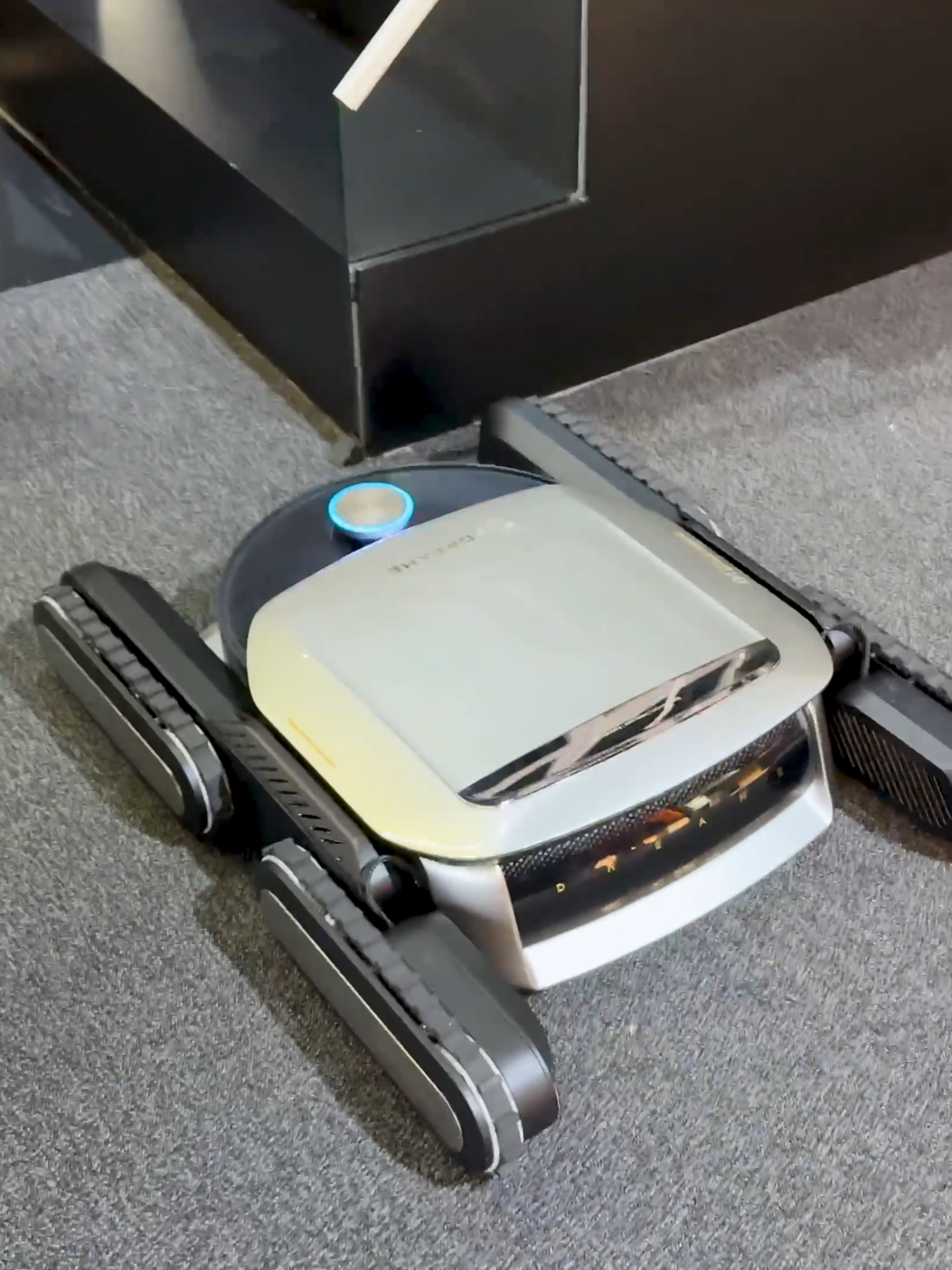 #DreameCyberX e aici și l-am văzut în acțiune direct la #IFA2025, în Berlin! 🤖 Este primul aspirator robot din lume care poate urca scările, iar asta îl face perfect pentru casele pe mai multe niveluri. Conceptul are un look futurist, vine cu tehnologie bionică și sistem QuadTrack care îi permite să se deplaseze surprinzător de fluid. Deocamdată e doar prototip, dar direcția e clară: Dreame vrea să schimbe regulile jocului în curățenia smart. Intră pe mobilissimo.ro pentru mai multe detalii! #mobilissimo #romania #tehnologie #telefoane #foryou #IFA2025 #Berlin #Dreame #CyberX #smartgadget #robotcleaner #smartliving Dreame CyberX Bionic QuadTrack stair-climbing robot vacuum