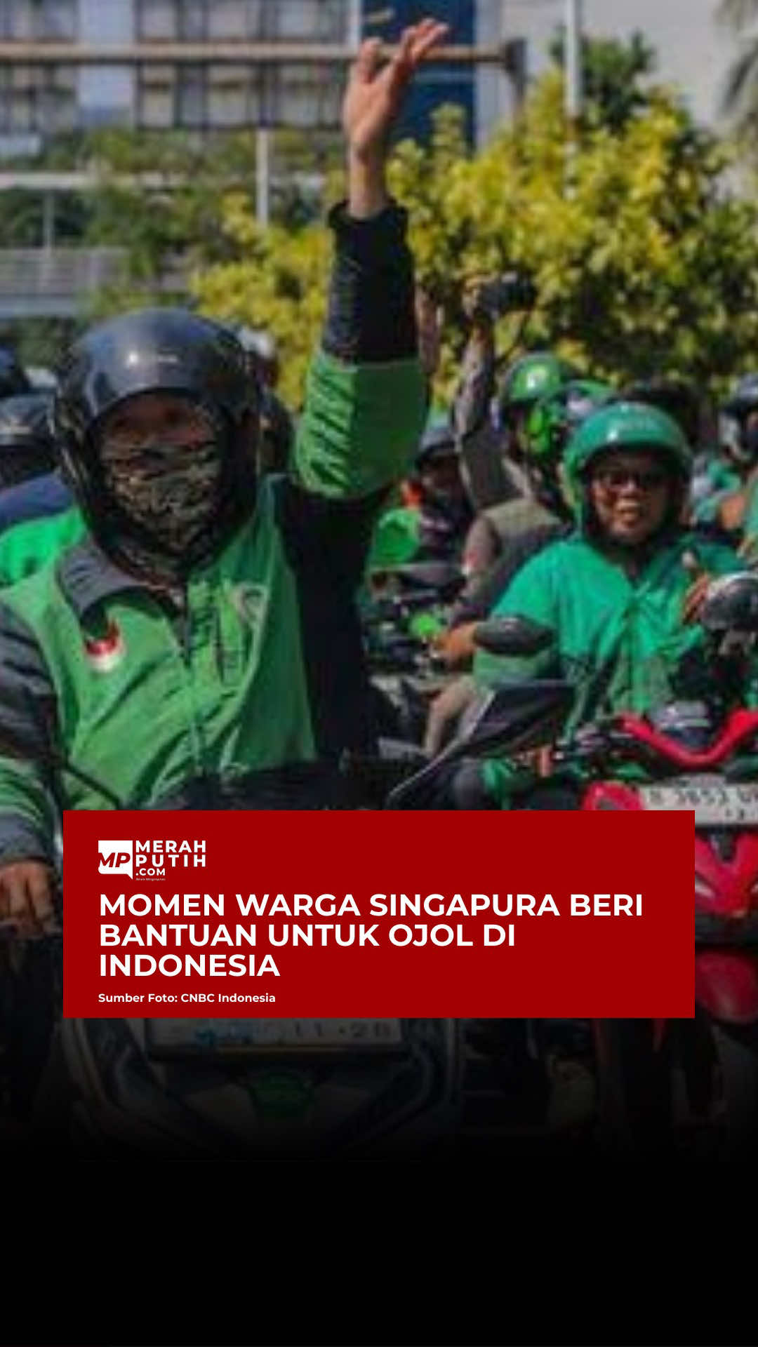 Viral di media sosial aksi para pengguna ojek online yang membantu para driver dengan memesan makanan yang sudah dibayar namun diberikan kepada para pengemudi ojek online. Tak hanya pengguna aplikasi di Indonesia, pengguna aplikasi dari Singapura juga turut memberikan hal yang sama kepada pengemudi ojol. Dalam video pengemudi ojol bercerita sambil menangis terharu setelah mendapatkan pesanan makanan dari orang Singapura namun bukan untuk diantar melainkan untuk dirinya dan teman-temannya. Hal tersebut dilakukan sebagai bentuk support dari WNA tersebut atas apa yang sedang terjadi di Indonesia yang juga berdampak pada mata pencaharian para pengemudi ojek online. #pengemudiojol #traktirojol #fyp #ojekonline #newsmerahputih  