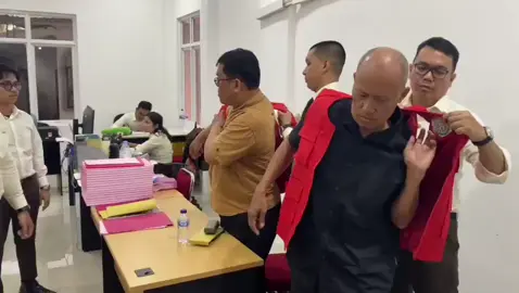 Kejaksaan Negeri Deli Serdang Cabang Pancur Batu resmi menetapkan dan menahan dua pejabat SMK Negeri 1 Pancur Batu atas dugaan korupsi dana Bantuan Operasional Sekolah (BOS) dan penyalahgunaan dana Sumbangan Pembinaan Pendidikan (SPP) tahun anggaran 2018–2022. Kedua tersangka yakni Drs. Tukimin, MPd (60), Kepala Sekolah dan Andrison Fernando Nainggolan, ST (46), Bendahara Sekolah. Mereka diduga melakukan praktik korupsi yang menimbulkan kerugian negara sebesar Rp785.320.630 berdasarkan hasil audit Kantor Akuntan Publik Ribka Aretha dan Rekan. Penetapan tersangka tersebut tertuang dalam Surat Penetapan Tersangka Nomor: PRINT TAP-01/L2.14.8/Fd.1/09/2025 untuk Tukimin dan Nomor PRINT TAP-02/L.2.14.8/Fd.1/09/2025 untuk Andrison. Keduanya langsung ditahan selama 20 hari di Lapas Kelas IIA Pancur Batu sesuai perintah Kepala Cabang Kejari Deli Serdang. Kepala Kejari Cabang Pancur Batu menjelaskan. 