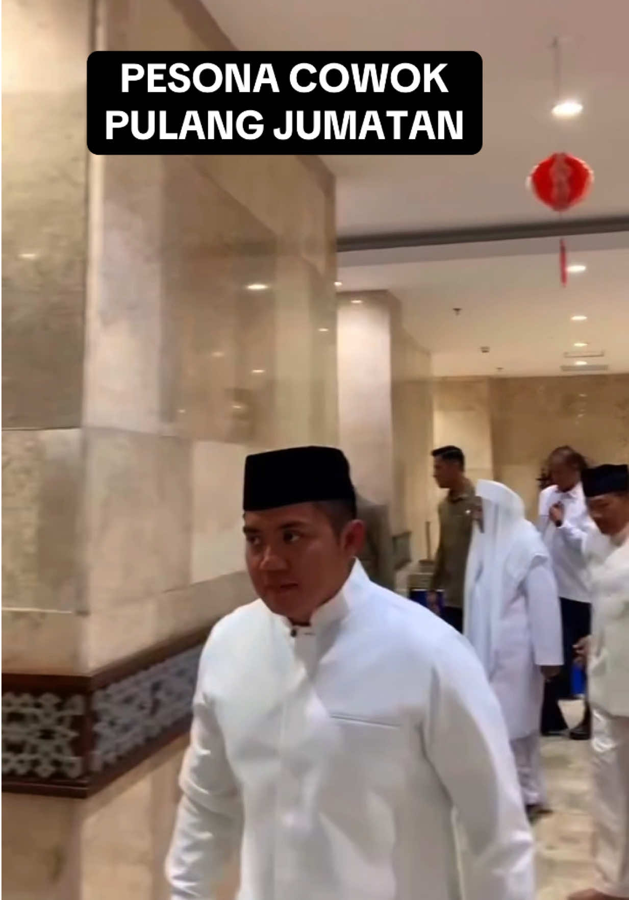 MasyaAllah, pesona Seskab Teddy abis Jumatan… hati siapa yang nggak ikut khusyuk liatnya 😍 #seskabteddyindrawijaya #jumatan #ganteng #demonslayer 