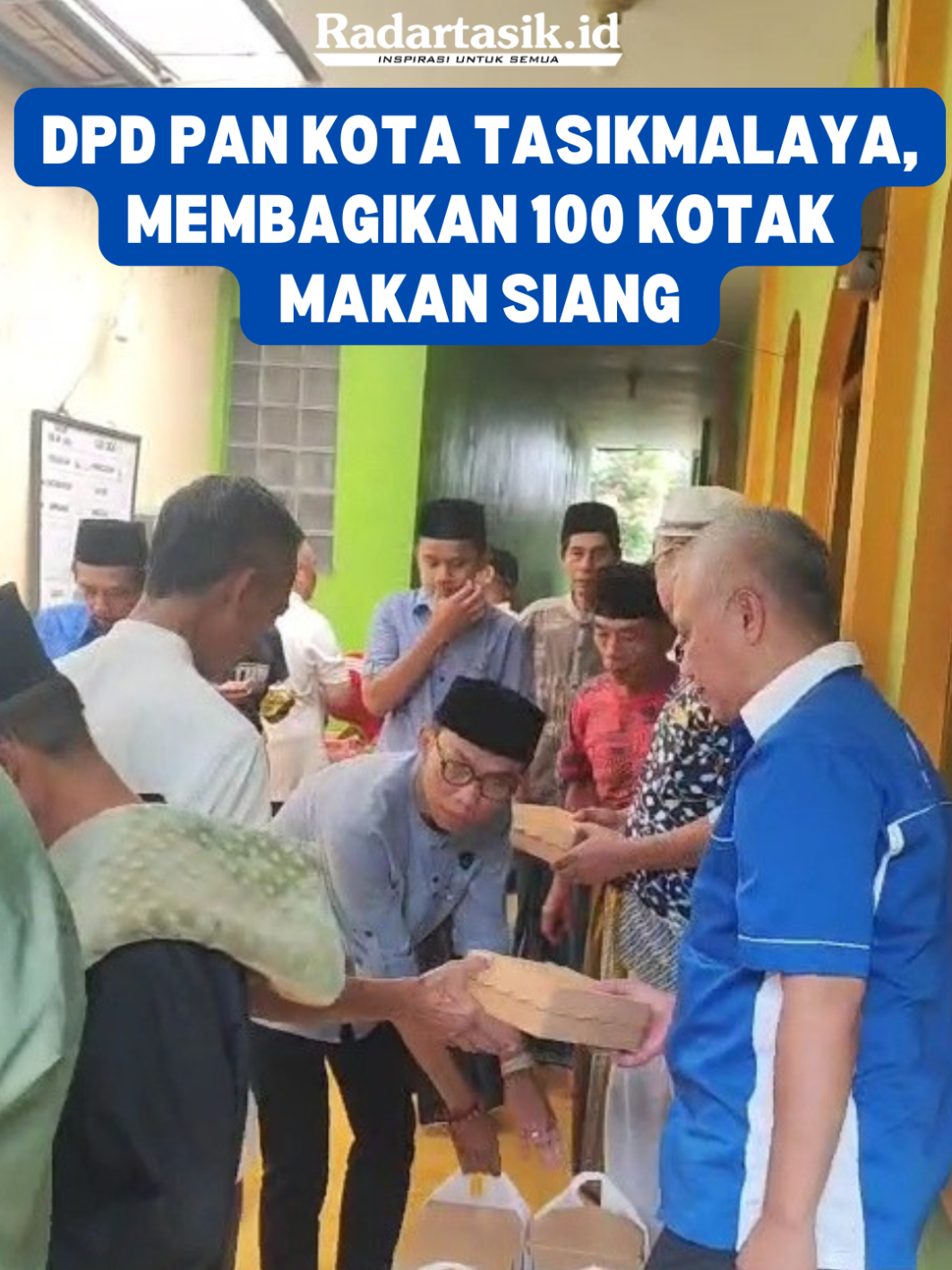 DPD Partai Amanat Nasional (PAN) Kota Tasikmalaya, membagikan 100 kotak makan siang pada Jumat (5/9/2025) di lingkungan Masjid Atta'awun, Cempakawarna, Kelurahan Cilembang, Kecamatan Cihideung, Kota Tasikmalaya. Ketua DPD PAN Kota Tasikmalaya, Hendro Nugraha, menjelaskan aksi berbagi itu dilakukan dalam rangka memperingati Hari Ulang Tahun Partai Amanat Nasional ke-27. #pan #bagibagi #makan #radartasikid #fyp 