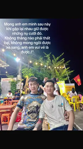Mong anh em mình sau này khi gặp lại nhau giữ được những nụ cười đó. Không thằng nào phải thất bại,không mong ngồi được xe sang, anh em vui vẻ là được.!
