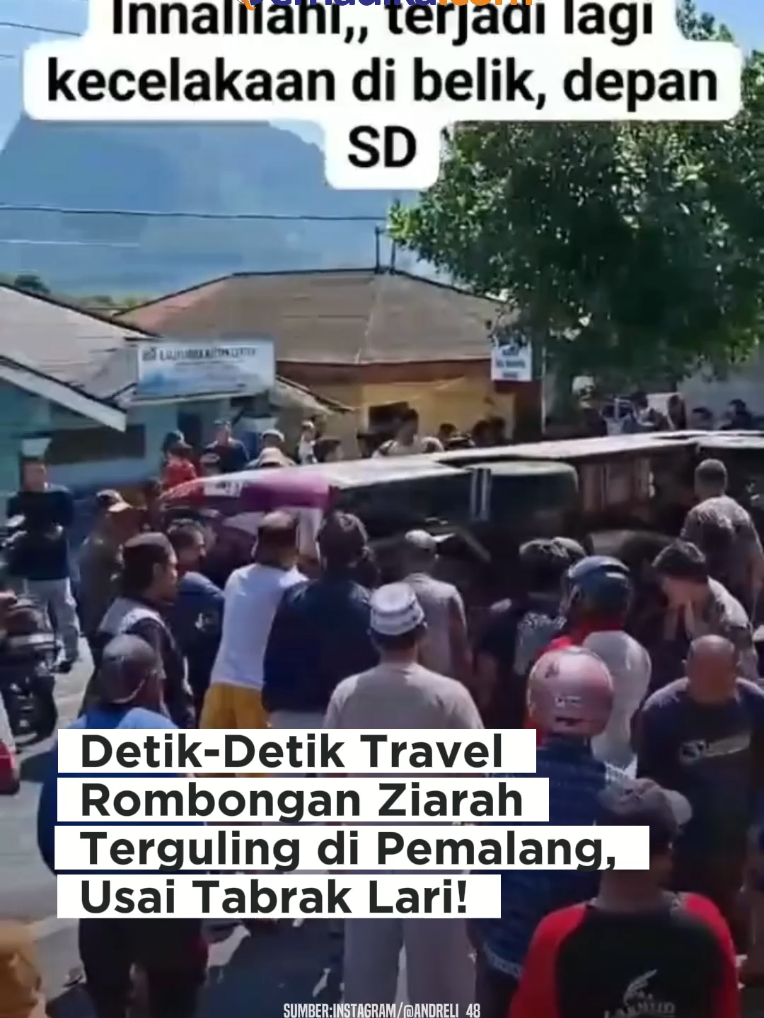 Sebuah mobil travel rombongan ziarah mengalami kecelakaan di depan SD Negeri 1 Belik, Kabupaten Pemalang, Jawa Tengah, pada Jumat (5/09/2025) siang. Rekaman CCTV dan video warga memperlihatkan detik-detik kendaraan oleng, menabrak motor terparkir, mengenai seorang pengendara, hingga akhirnya terguling di tengah jalan. Informasi yang beredar menyebut, travel berwarna ungu-silver tersebut sebelumnya diduga terlibat tabrak lari di kawasan Gombong. Sopir yang panik kemudian melarikan diri dengan kecepatan tinggi sebelum akhirnya kehilangan kendali di Pemalang. Usai kecelakaan, warga sekitar langsung berbondong-bondong menolong korban. Sementara itu, pihak kepolisian hingga kini masih mendalami jumlah korban dan penyebab pasti insiden. #tragedi #kecelakaan #berita #beranda #pemalang #jawatengah