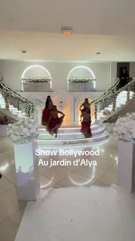 « Show bolliwood » Vous trouverez les magnifiques Tenues indiennes des mariés chez Weddind for you  📍show room sur bezons 👗 essayage sur rdv  📞 06 02 71 64 87  #negafa #tenueindienne #show #bollywoodmusic #mariage 