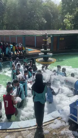 Pengen ikutan tapi udah gede🥺#hujan #smp 