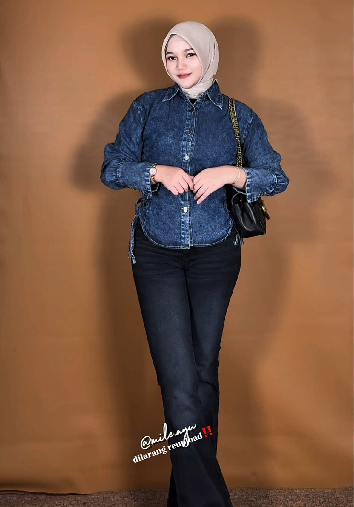 emang bole kemeja jeans secakep iniiiiw?😋✨ . . . . . . . . . . . #kemeja #kemejajeans #blouse #outfitinspiration #outfitideas 