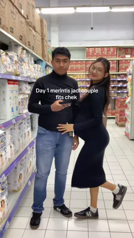 susah sih coupleny ga se frekuansi di suruh mutar ngga mau 🙂‍↔️ #couple #couplefit #fitscheck #couplefashion 