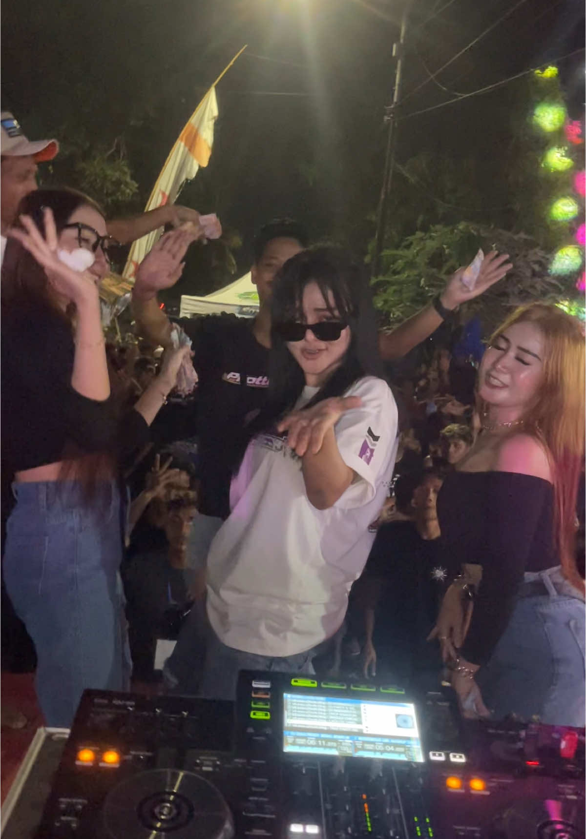 Masih tetep terbangsay bangsay🥰❤️‍🔥🤙🏻 @BangSay🇮🇩 @NEW ABD PRO @kbs gank @CECE YANI🎀 @SalsaBella🍷  #djmaretth #ladypandalungan #ceksoundhoreg #dancercantik #djmaretabuaya #ceksoundhoreg 