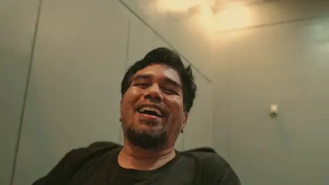 Para influencer manis manja ini buat tuntutan, jika sudah ada kerusakan di tiap daerah, TNI harus diam, tidak boleh bergerak. Konyolnya lagi, mereka buat 17 tuntutan, dimana ada 4 tuntutan isinya sama semua. 😂🤣 Beginilah kalau para bocah culun disuruh main pahlawan-pahlawanan 😁 Video pembahasan point lainnya yang berjudul: 