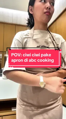 Gw doank atau ini tuh bener ga si ??… gw sih engap yee pake apron kek gitu.. malah nanti ngulen roti ceunah 😭😁😭 #fyp #masak #abccookingstudio 