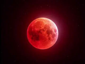 ليلة الأحد 7 سبتمبر 2025 (ممتدة إلى الفجر ليوم الاثنين 8 سبتمبر)، سيحدث خسوف قمري كلي يُعرف بـ”القمر الدموي”، وسأشرح لك سبب حدوثه العلمي: ⸻ لماذا يحدث خسوف القمر؟ يحدث الخسوف عندما تتوسط الأرض بين الشمس والقمر، فيتكوّن ظل الأرض (المنطقة المظللة) ويلقي بظله على سطح القمر، مما يؤدي إلى حجبه عن ضوء الشمس المباشر   . لا يحدث الخسوف في كل بدر (أي كل شهر) لأن مدار القمر مائل عن مدار الأرض بـ5.2° تقريبًا، لذلك يصادف أن الكواكب الثلاثة (الشمس، الأرض، والقمر) تصطف فقط عندما يمر القمر عند “عقدته”، وإذا كان هذا بالتزامن مع البدر يحدث الخسوف   . ⸻ لماذا يتحول لون القمر إلى الأحمر؟ رغم دخول القمر في ظل الأرض، لا يختفي تمامًا؛ بل تمر بعض أشعة الشمس عبر غلافنا الجوي، حيث تُنحرف وتُرشّح، فيُزال الضوء الأزرق والصغير波 поэтому يبقى الضوء الأحمر/البرتقالي فقط ليُسقط على سطح القمر، مما يمنحه اللون الأحمر الدموي     . هذا الانكسار والتشتت يعرف بظاهرة “تشتت رايلي”، وهو نفس التأثير الذي يجعل السماء حمراء عند الغروب أو الشروق  . #خسوف_الق#خسوف_القمرا#اصطفاف_الكواكبح#يوم_الاحد
