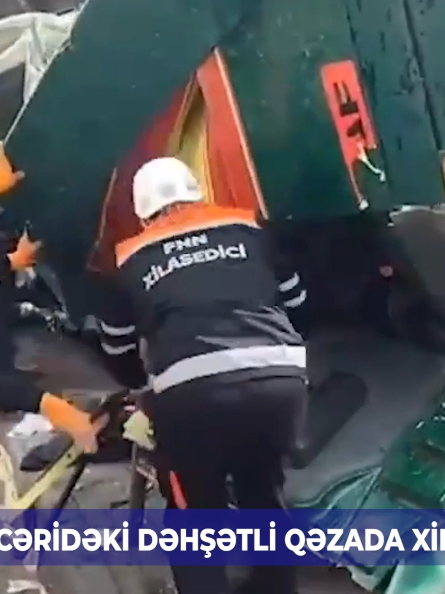 Yük Maşını Körpüdən Aşdı, 3 nəfər öldü | Biləcəridəki Dəhşətli qəzanın görüntüləri | Biznes TV Bakının Biləcəri dairəsində ağır yol-nəqliyyat hadisəsi baş verib. Körpüdə hərəkətdə olan iri tonnajlı yük maşını idarəetməni itirərək minik avtomobilinin üzərinə aşıb. Nəticədə 2 nəfər həyatını itirib, bir neçə nəfər isə yaralanıb. Hadisə yerinə polis və təcili tibbi yardım briqadaları cəlb olunub. Faktla bağlı araşdırma aparılır. #BiznesTV #Biləcəri #yolqəzası #qəza #hadisə #Bakı #Binəqədi #polis #təciliyardım #ölənvar #yaralı