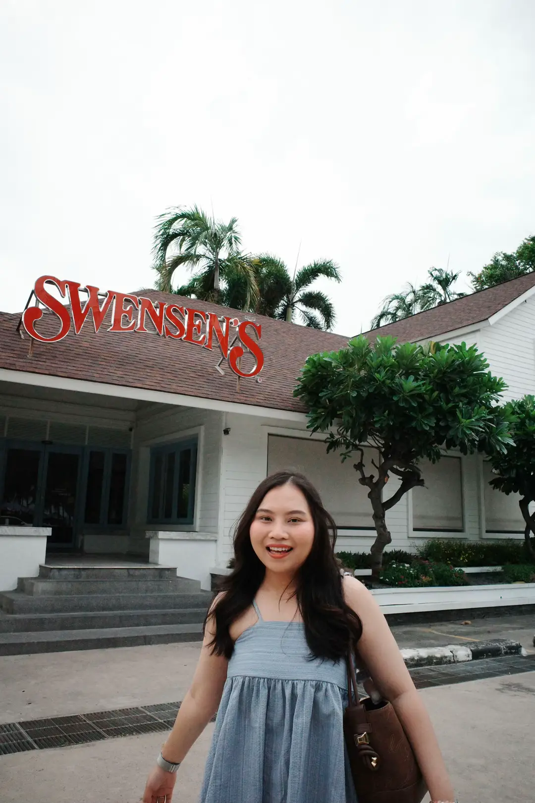 ร้านตกแต่งสวยงาม ให้ฟีลเหมือนไปเที่ยวชายหาดต่างประเทศอย่าง LA หรือไมอามี่ มีต้นปาล์มและธีมโทนทะเลที่สดใส 🇺🇸🏝️ 📍แนะนำ  • มาช่วง บ่ายถึงเย็น ประมาณ 4–5 โมง แสงจะนุ่ม เหมาะกับการถ่ายรูปสวยมาก   • ตั้งอยู่ ตรงข้ามหาดบางแสน ริมทะเล บน ถนนบางแสนล่าง ใกล้กับโรงแรม The Tide บางแสน ในตำบลแสนสุข อำเภอเมืองชลบุรี    • เปิดทุกวัน เวลา 10:00 – 22:00 น.  #บางแสน #มุมถ่ายรูปบางแสน #บางแสนชลบุรี  #คาเฟ่บางแสน #คาเฟ่ชลบุรี 