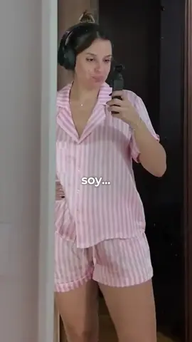 Soy un desastre en pijama limpiando la casa