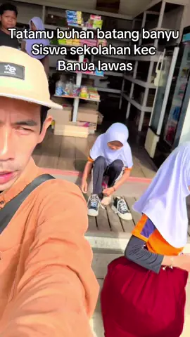 Ketemu di jalan buhan anak anak sekolahan dia  keliling kampung bersepeda Alhamdulillah sedikit berbagi moga berkah terus #anaksekolah #fypviraltiktok🖤シ゚☆♡  #fypviralシviral  #fypreels  #trendingviralvideo  