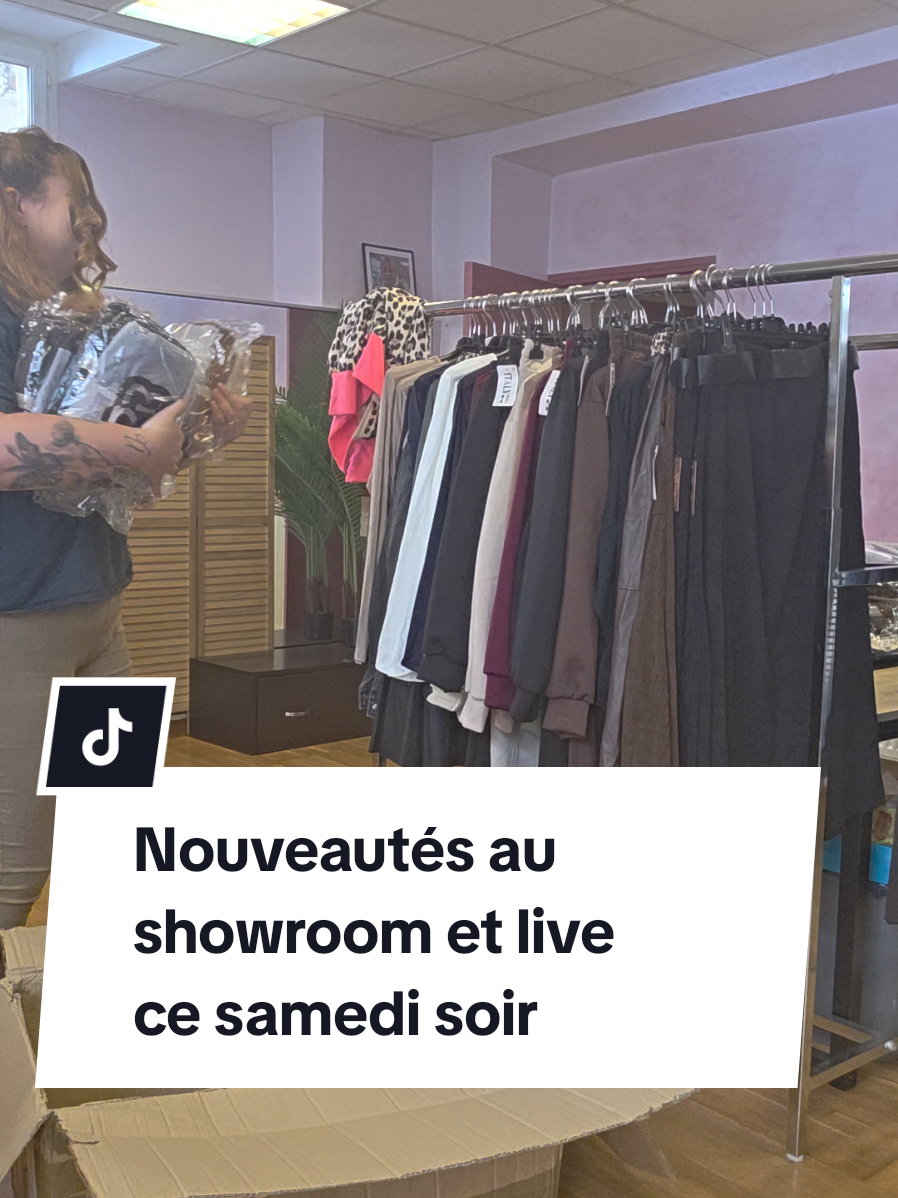 Showroom ouvert ce samedi après-midi de 14h30 à 18h30 et live à 19h30. Nouveautés vêtements, accessoires sacs, écharpes, bijoux... #liveshopping #shopping #dresscodegap #shoppingaddiction #shoppingaddict 