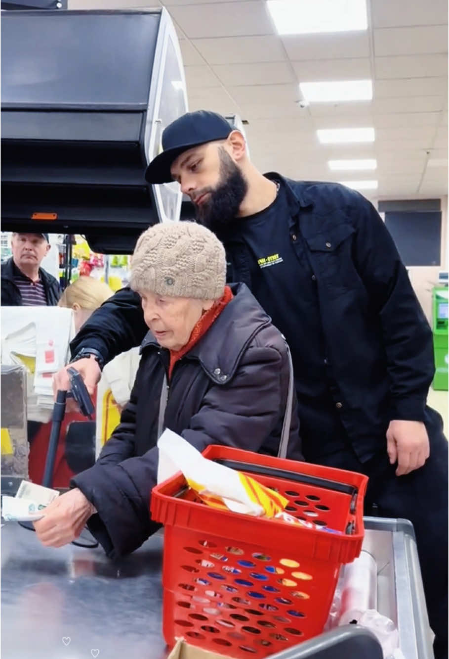 Helping the elderly to pay❤️❤️#kind#help#warm#viral#fyp