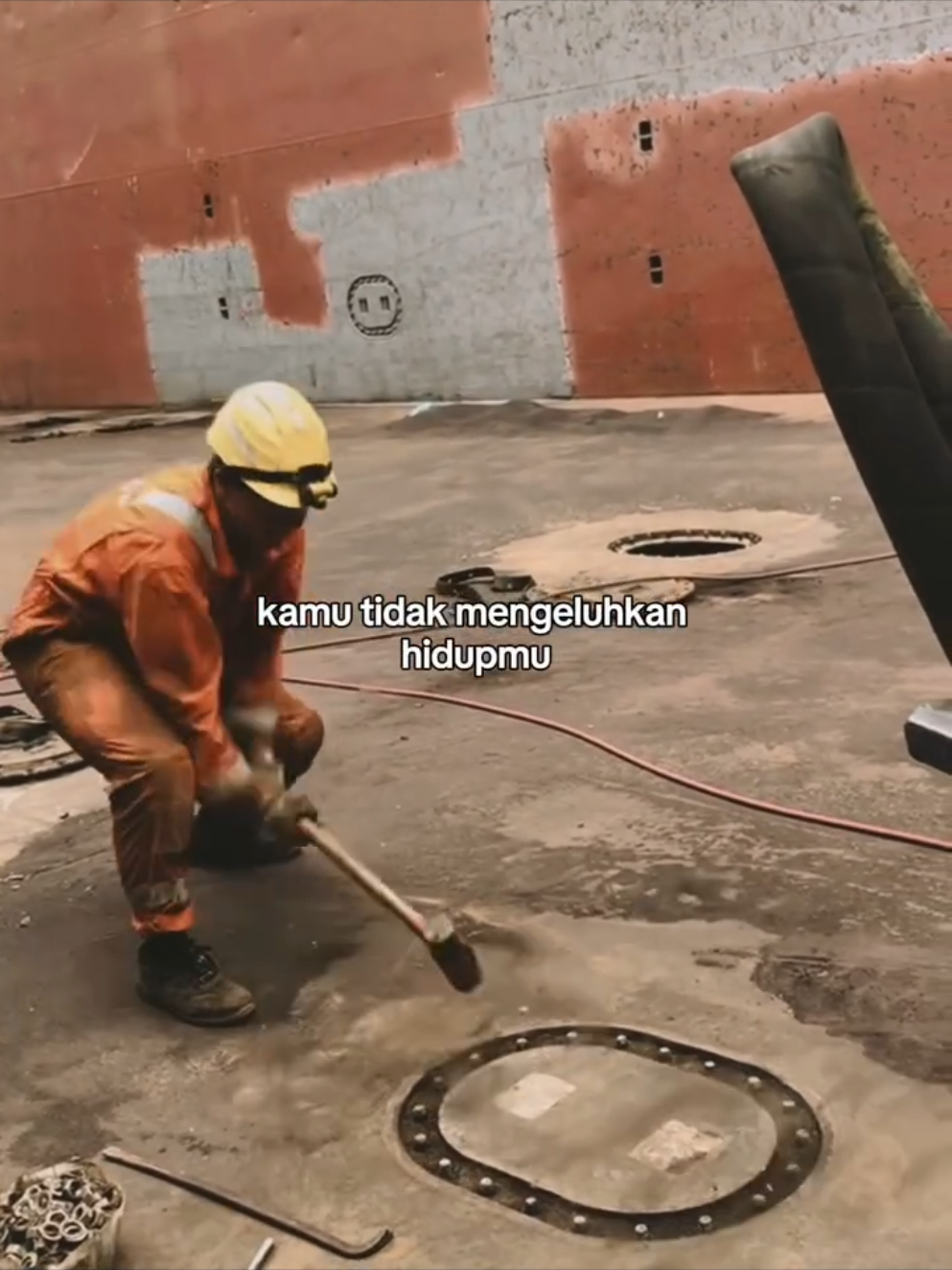 “Laki-laki sejati tidak selalu berjanji, tapi ia selalu mengusahakan.” Begitu juga di dunia tambang. Tidak ada yang bisa berjanji tambang akan selalu mudah. Jalan menuju hasil penuh tantangan—batu besar, medan terjal, cuaca tak menentu. Namun, para pekerja tambang tetap mengusahakan yang terbaik. Mereka menggali bukan hanya tanah, tapi juga harapan. Mereka belajar, beradaptasi, dan bertumbuh, karena tahu bahwa hasil besar tidak lahir dari janji manis, melainkan dari usaha keras yang konsisten. Kalau kamu ingin berkarier di industri tambang, jangan cukup hanya “berjanji sukses.” Mulailah mengusahakan jalanmu—dengan ilmu, sertifikasi, dan keterampilan nyata. Aku sudah menyiapkan kelas pertambangan yang bisa jadi langkah awal kamu untuk masuk lebih dalam ke dunia ini. 👉 Klik link di bio untuk info lengkap kelas pertambangan. cr : Dm ya