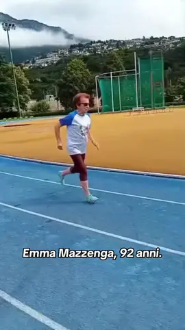 Allenamento a Trento per Emma Mazzenga! La 92enne padovana, campionessa di atletica che vanta 11 titoli mondiali, 31 europei e 115 italiani ha corso sulla pista trentina un 60m in 15.1, un 80 in 19.5, un 100 in 25.5 e un 120 in 31.7.  Le prestazioni in questi anni di Emma hanno portato un team di scienziati italiani e americani ad analizzare i suoi muscoli, i suoi nervi e i suoi mitocondri nell’ambito del progetto PRIN 2020 Trajectorage, coordinato da Simone Porcelli, professore associato di Fisiologia umana presso l’Università di Pavia, in collaborazione con Chris Sundberg, direttore dell’Integrative Muscle Physiology & Energetics Laboratory della Marquette University.  Anche il Washington Post ha raccontato la storia di questa professoressa in pensione che continua a divertirsi facendo sport. 🫶 #storiedisport #tiktoksport