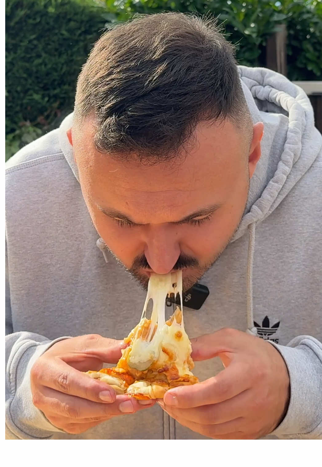 Ich teste die Pelmeni Pizza von @Wostok, Grüße gehen raus und checkt ihn ab! 