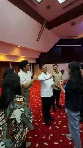 Ada rasa bangga yang sulit diungkapkan ketika berdiri di hadapan para remaja penuh semangat di acara Gebyar Mental Sehat Remaja Indonesia (MENTARI). Saya membuka kegiatan ini dengan satu pesan penting: kesehatan mental adalah pondasi untuk melangkah jauh. Di ruangan ini, saya melihat mata-mata yang berbinar, ada yang siap berbagi cerita, ada yang datang untuk belajar mengelola emosi, ada pula yang hanya ingin merasa didengar. Semua hadir dengan satu tujuan: menjadi pribadi yang kuat, sehat, dan berdaya. Bersama UNICEF, komunitas remaja, dan para pendamping, kita berusaha membangun ruang yang aman, penuh penerimaan, dan memberi kesempatan untuk belajar keterampilan hidup. Dari sinilah, saya percaya akan lahir generasi pembawa harapan menuju Indonesia Emas 2045. Selamat Hari Remaja Internasional! #Kemendukbangga #BKKBN #Wihaji #KesehatanMentalRemaja #HariRemajaInternasional