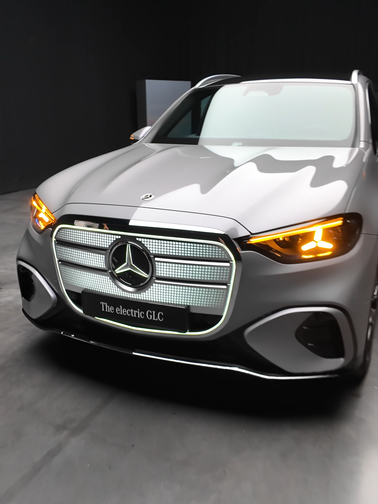 💡Large frunk of the all-new Mercedes GLC EQ, the electric version of the GLC. It will run parallel to the combustion engine version. Length 4,85 m 191“ (13 cm 5“ longer), Optional S-Class air suspension and rear-axle steering 4,5° combined in agility & comfort pack, GLC 400 4Matic EQ 2-speed Vmax 210 km/h 130 mph, 482 hp 0-100 km/h 4,6 s, Front motor can be uncoupled. Battery 94 kWh NMC, V2H, V2G, WLTP 700 km range, realistic estimate: 550 km 340 miles, Charging 800V up to 330 kW DC, 10-80 % in 20 Min, 400V converter optional or standard. #mercedes #mercedesglc #mercedesglceq #mercedesglcev #mercedesglcelectric #mercedesbenz