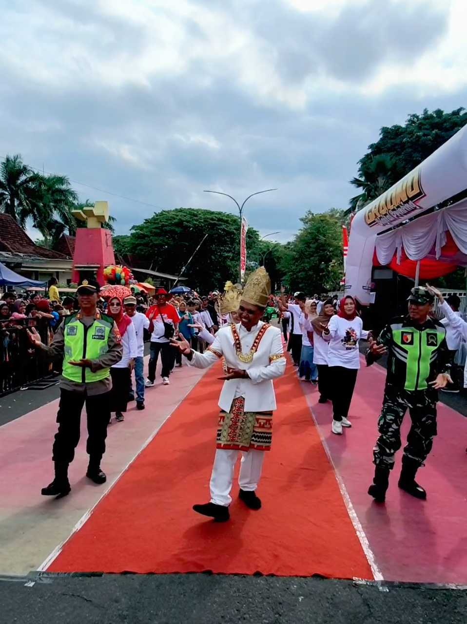 Camat Kedungjajang ajak Kapolsek, Danposramil, dan Kades se-Kecamatan Kedungjajang lakukan gerakan gedruk bumi untuk memeriahkan 