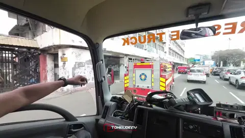 Memberi jalan untuk mobil pemadam kebakaran tertuang di Pasal 134 Undang-Undang Nomor 22 Tahun 2009 tentang Lalu Lintas dan Angkutan Jalan (UU LLAJ). Pasal ini menetapkan tujuh jenis pengguna jalan yang memiliki hak utama untuk didahulukan, dan kendaraan pemadam kebakaran yang sedang melaksanakan tugas menempati urutan pertama.  #damkar #pemadamkebakaran #pemadamjakarta #damkarindonesia #tohirudinny 