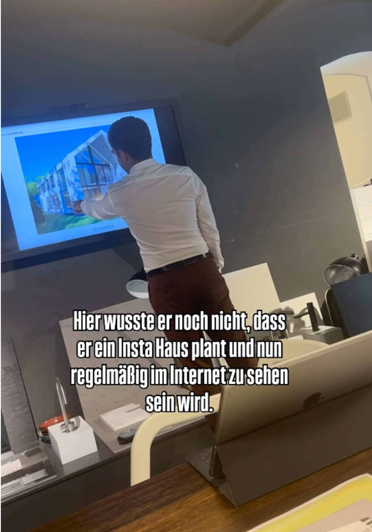 Architekt oder doch schon heimlicher Influencer? 😏📲 Ihr fragt so oft nach unserem Architekten. Das ist er! 🤌🏻 Wie war/ist das mit eurem Architekten? Habt ihr einen? Nach welchen Kriterien habt ihr ihn ausgesucht? #interiorblogger #Lifestyle #hausbau #wohnen #interiordesign 