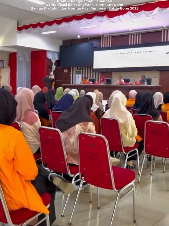 *Penerimaan Mahasiswa KKN UNM di Kabupaten Bone* Bone – Universitas Negeri Makassar (UNM) resmi melepas mahasiswa peserta Kuliah Kerja Nyata (KKN) untuk ditempatkan di wilayah Kabupaten Bone. Acara penerimaan ini dihadiri oleh para Dosen Pembimbing Lapangan (DPL), sebagian dari jajaran pemerintah daerah, staf ahli bidang kestra dan pemberdayaan masyarakat Kabupaten Bone, Dra. Hj. Andi Wahida M.Si, dan mahasiswa peserta KKN universitas Negeri Makassar kurang lebih 400 Mahasiswa di gedung PKK Kabupaten Bone pada Kamis, (4/09/2025) Koordinator Dosen Pembimbing Lapangan, Dr. Awaluddin Muin S.pd., M.SN  dalam sambutannya menyampaikan bahwa pelaksanaan KKN kali ini terbagi ke dalam dua program utama, yaitu KKN Reguler dan KKN Terpadu. Ia menjelaskan bahwa sebanyak 23 desa menjadi sasaran lokasi untuk KKN Reguler, yang tersebar di berbagai kecamatan di Kabupaten Bone selama 2 Bulan. Program ini difokuskan pada aktivitas pengabdian langsung di tengah masyarakat pedesaan. Sementara itu, untuk program KKN Terpadu, sebanyak 38 sekolah menjadi utama pengabdian mahasiswa selama 3 bulan. Dra. Hj. Andi Wahida M.Si juga  menekankan pentingnya mahasiswa menjalin interaksi aktif dengan aparat desa dan masyarakat, agar pelaksanaan KKN tidak hanya bersifat formal, tetapi benar-benar menjawab kebutuhan masyarakat. Dengan begitu, kolaborasi antara mahasiswa dan masyarakat bisa membuahkan hasil yang berdampak positif dan berkelanjutan. Melalui program KKN ini, UNM berharap dapat mempererat sinergi antara dunia akademik dan masyarakat. Mahasiswa diharapkan mampu mengaplikasikan ilmu yang diperoleh selama perkuliahan dan menghadirkan solusi nyata atas berbagai permasalahan yang dihadapi masyarakat di lapangan. Dengan semangat pengabdian dan kolaborasi, mahasiswa KKN UNM siap menjadi agen perubahan di tengah masyarakat Kabupaten Bone. #mahasiswa #kkn 