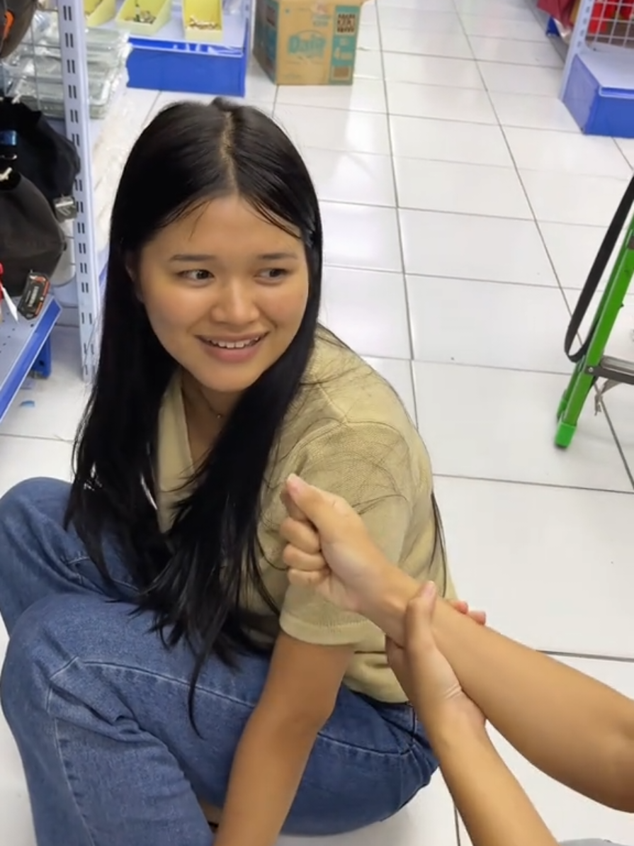 ehh salahhh ups ????‍↕️, harusnya apa guyss?? ib : @quezelyhere  . . . . . #fyppppppppppppppppppppppp #spillskincare #parodi  #viraltiktok  #halokakak  @Jenni Ginting 