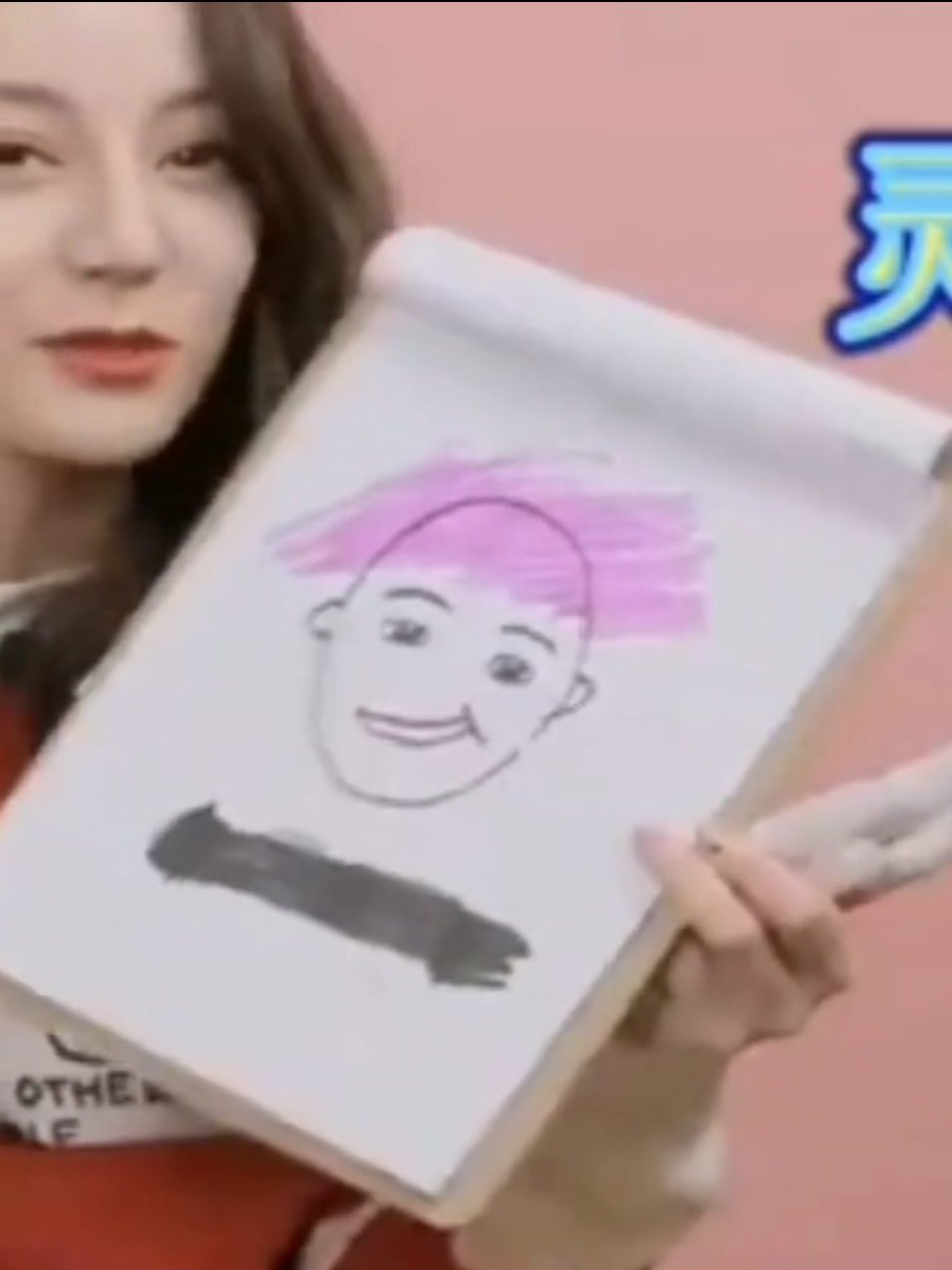 Membalas @be3_94 iyaa dua duanya kesayangan banget... setelah acara Toutiao ini queen diminta gambar.. katanya gambar pangeran impian. kita semua tau kan queen kalo gambar kek anak SD 😂 dari jaman gambar facelessman.. ini cowoknya rambut ungu dan senyumnya miring..dan di ujjng ada lengkungan lesung pipi.🤭 hayoo siapa? abang kan emang warna dukungannya ungu.. tiap konser selalu lautan ungu.. penuh lampu dan tulisan Xing warna ungu.. senyum miring juga ciri khas abang.. ada kok foto dari tahun demi tahun. emang kalo senyum ternyata miring wkwk.. ini dulu ak pernah posting ya.. cuma ak update aja, tadi malam saat nonton abang ngobrol sama Zach Sang baca komentar2 ehh pada bilang kok senyumnya ngingetin sama gambar baba ya.. sebelumnya saat acara happy saturday juga ini ada foto abang sama foto queen senyum miring sama. ternyata ayank dah ketularan senyum miring 🤣 gimana ga gemes yaaa... #dilraba #zhangyixing  #迪丽热巴 #兴迪 #xingdi 