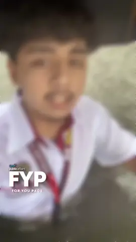 ESTUDYANTE SA PARAÑAQUE, LUMUSONG SA BAHA  “10:30 am palang po sobrang ulan na po. 11am po klase namin pero wala pa ring suspension. Sinabi ko na rin po na baha na po ang dadaanan papasok sa school pero may pasok pa rin daw po.” Ito ang salaysay ng estudyanteng si Ammiel matapos lumusong sa baha para makapasok sa eskuwelahan sa Parañaque.  Kuwento pa niya, hindi lang daw siya ang nagsabi sa kanilang guro na baha na ang mga daraanan nila papasok sa paaralan. Hanggang sa kasalukuyan ay sinusubukan pa ng FYP na hingin ang panig ng paaralan. Samantala, pasado alas-tres ng hapon, nag-anunsyo na rin ng suspensyon sa klase ang naturang paaralan. #FYP