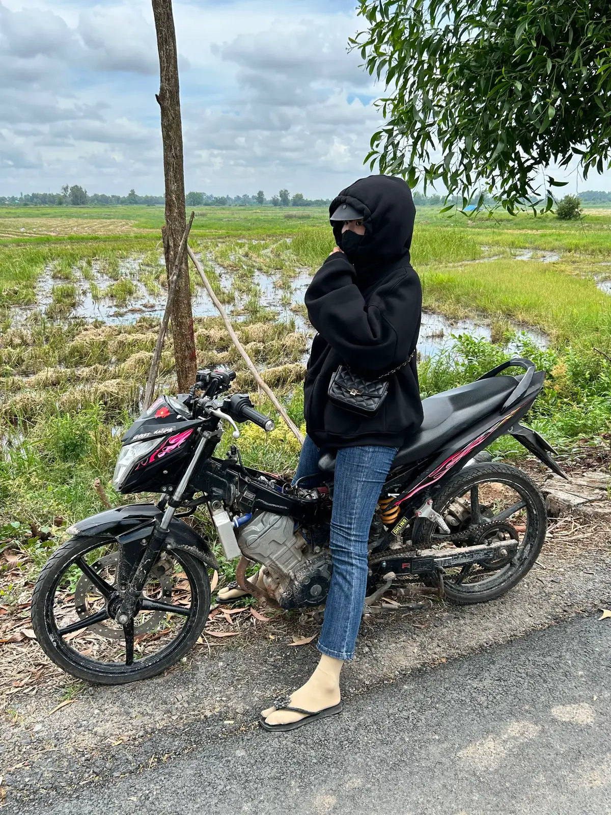 Anh đi đi,đừng nhìn em nữa. Đừng nhìn kẻ,anh đập vỡ trái tim. Đừng nhìn mãnh hồn còn phân nữa,nữa đau thương,nữa kia mãi kiếm tìm...