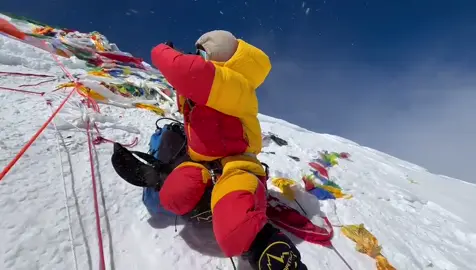 🏔️【RESPITE IN THE SKY】🏔 At 8700M on Everest's resting platform PioneerCamp suits create the warmest encounters Our athlete meets climbers from around the world With sea of clouds below and dreams within reach 🌤️ PEACE AT THE TOP OF THE WORLD ✔️ Neon community forms life lines on snow ✔️ One-piece design brings comfort in extreme cold ✔️ Shared breathing rhythm with the mountain ☁️ When clouds become your carpet We are the closest family to the sky #EverestGathering #AboveTheClouds #PioneerCamp