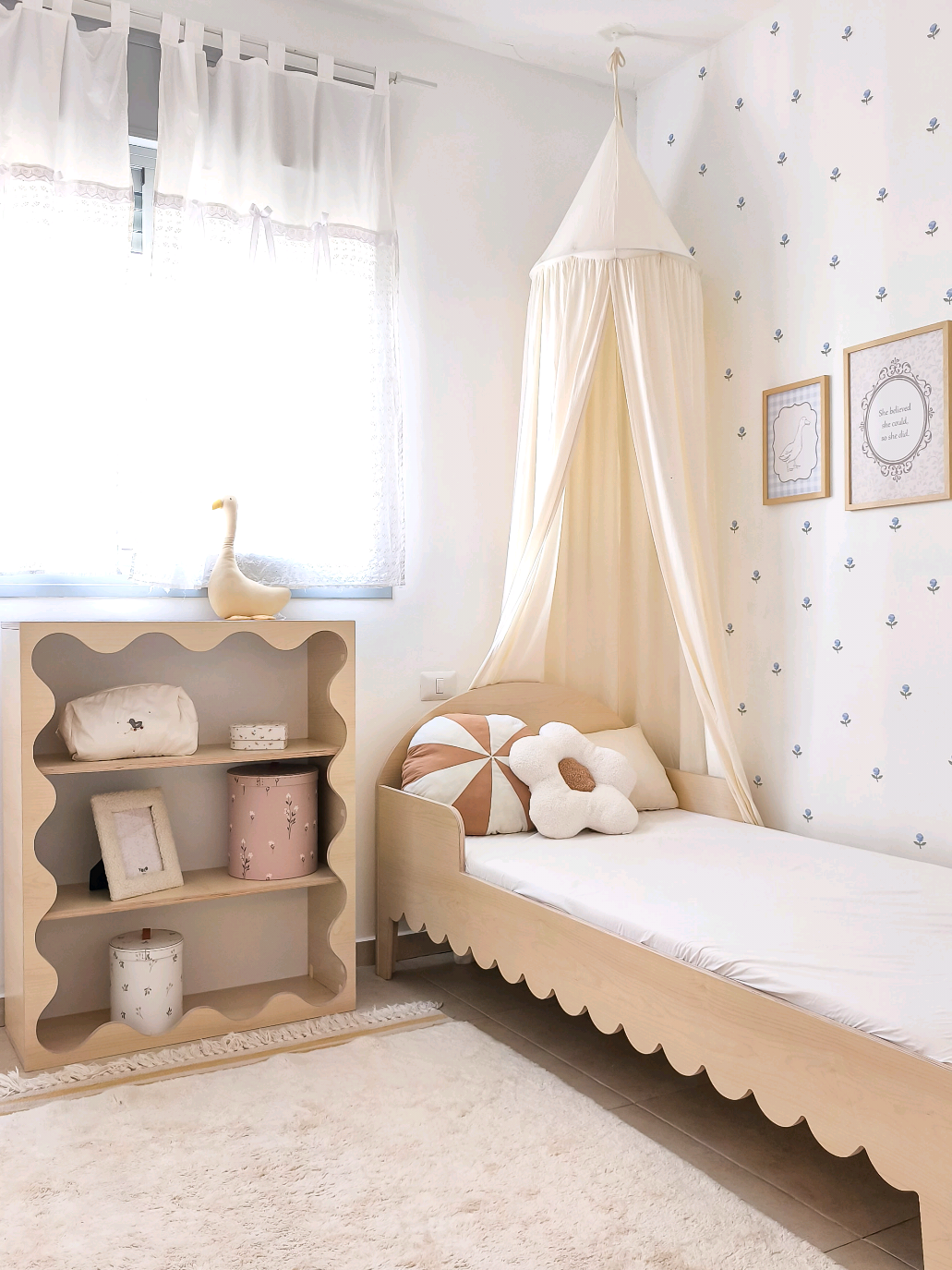 ✨ Beautiful Romantic Princess Room in Vintage Style – by Ponponi ✨ We designed a dreamy and luminous space for little Mila, featuring our delicate blue flower decals and soft cream cotton canopy.   Matching prints, a cozy cotton rug, and elegant wooden furniture complete the perfect princess room.   All items are available at the Ponponi store! 🌸👑   Milas' room at @my_milushka ✨ חדר נסיכות בסגנון וינטג' רומנטי – מבית Ponponi ✨   עיצבנו חלל מואר וקסום לקטנטנה מילה עם מדבקות פרחים כחולים עדינות וכילה רכה מכותנה בצבע קרם.   פוסטרים תואמים, שטיח כותנה ורהיטי עץ קסומים משלימים את המראה המושלם.   הכל זמין עכשיו באתר Ponponi! 🌸👑   חדר החלומות של מילה אצל @my_milushka . #חדרילדים #הוםסטיילינג #אדריכלותועיצובפנים #kidsroomdecor  #kinderzimmer 