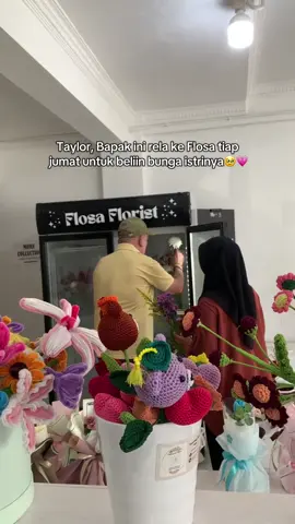 kira-kira seberapa besar cintanya ya? Salah satu pengungkapan rasa cinta dan sayang bisa diungkapkan dengan bunga, betapa beruntungnya istrinya mendapat bunga setiap hari jumat, sehat selalu ya pak 💗✨ 