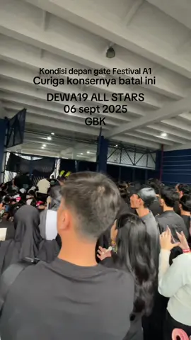 Curiga konser Dewa19 nya batal ini deh, udah sejam gate engga dibuka. Katanya lagi nunggu konfirmasi konsernya lanjut atau engga 😅 #gbk #konsermusik #dewa19 #dewa19allstars 
