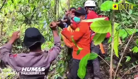 Operasi pencarian helikopter BK 117 D3 Estindo Air yang jatuh di Desa Emil Baru Mantewe Tanah Bumbu, resmi berakhir pada Jumat (5/9). Operasi berakhir, setelah jenazah para korban, puing serta black box helikopter berhasil ditemukan dan dievakuasi. (RIW/RH)  ------ Informasi seputar Kalimantan Selatan lainnya, juga dapat anda dengarkan melalui 104,7 Radio Abdi Persada FM di program 'Reportase Malam' setiap jam 20.00 WITA dan 'Reportase Pagi' setiap jam 07.15 WITA.  #Helikopter #hilangkontak #GubernurKalimantanSelatan #Pemerintahprovinsikalimantanselatan  #ProvinsiKalimantanSelatan 