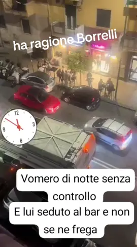 non si può vedere una macchina contromano ferma e il proprietario al bar e non la sposta siamo proprio rovinati #tiktoklive #videovirales #storia 