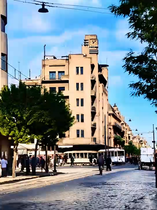 Le Passage. La lumière filtrée par les arbres, la douceur du climat méditerranéen, et le charme des façades anciennes invitent à la flânerie, main dans la main, bercés par le rythme du tram passé et du murmure des cafés alentour. Le Passage est un lieu où l'on peut s'arrêter sur un banc, contempler le flot de passants et écouter le tintement des verres au café, se laisser porter par l'histoire qui affleure dans chaque pierre. C'est un endroit où la nostalgie côtoie la vitalité, idéal pour échanger des regards complices sous l'ombre douce des arbres, ou se retrouver au printemps lorsque les jardins alentours réveillent la ville