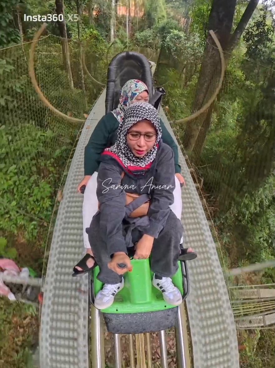 Jom ikut sy naik bende alah ni. Apetah nama die mini roller coaster kot . Maafla kitonyo gayat, bende camni pun beria 😩 Ok bai  #datanlawaterfall #alpinecoaster #dalattrip #dalat #dalatvietnam 