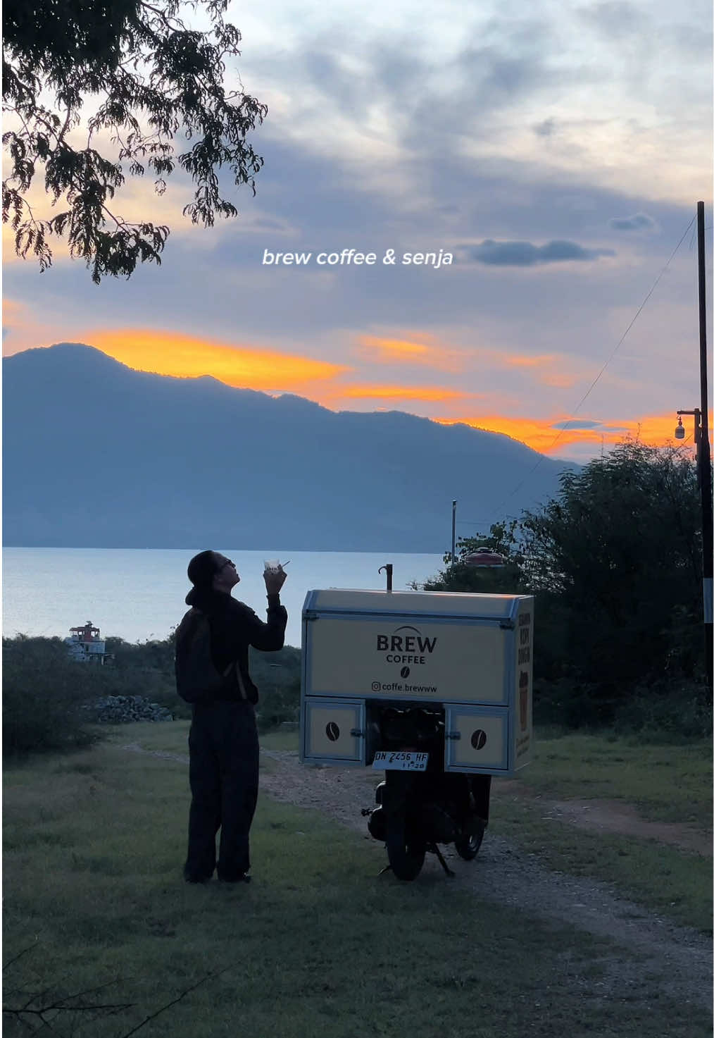 Ngopi nggak harus di coffee shop mewah. Di jalanan pun rasa premium tetap bisa kamu dapetin 🍃☕  #palu #coffee #coffeelover #sunset #senja #explore #fyp 